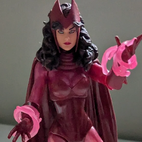 Scarlet Witch – Marvel Legends Loose Figure (Family Matters 3-Pack) - Picture 3 of 3